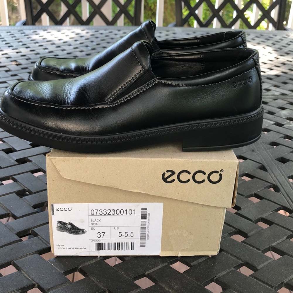 Boys Black Slip On EUC, size EU 37, US 5-5.5